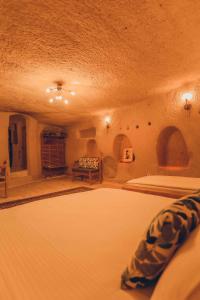Postel nebo postele na pokoji v ubytování Pinhan Cave Suites