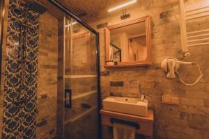 Koupelna v ubytování Pinhan Cave Suites