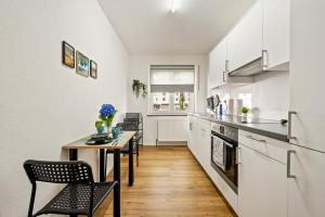 O bucătărie sau chicinetă la 3BR - Apartment am Theater +32 fotografii