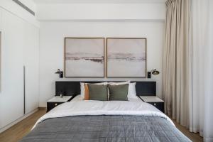 1 dormitorio con 1 cama grande y 2 cuadros en la pared en 1BR Le Pont B1 Sea View, en Dubái 12 fotos más
