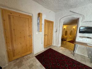 TV a/nebo společenská místnost v ubytování Pinhan Cave Suites