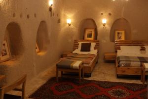 Postel nebo postele na pokoji v ubytování Pinhan Cave Suites
