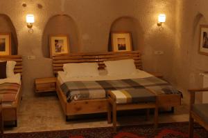 Postel nebo postele na pokoji v ubytování Pinhan Cave Suites
