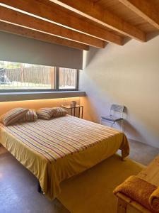 a bedroom with a bed and a window at Casa do Bairro da Veiga in Pereiro