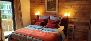 a bedroom with a bed with red pillows at Lechrain Chalet - 5 Sterne Ferienhaus - für 6 Personen - Biohof zwischen Ammersee und Lech in Reichling