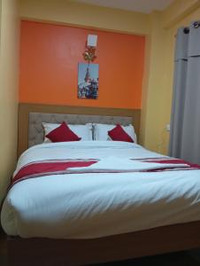 Rúm í herbergi á Rambler's Hotel