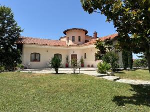 Κήπος έξω από το Villa Elysia