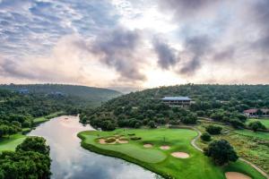 una vista aérea de un campo de golf junto a un río en Elements Golfers Lodge 123, en Moheme