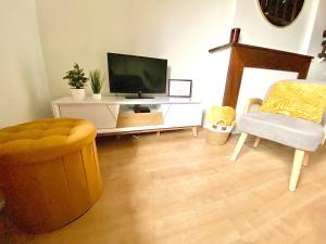 TV a/nebo společenská místnost v ubytování Le Duplex, magnifique centre historique + 8 fotografií