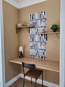 サントにあるLa Grelauderie 8のデスク(椅子付)