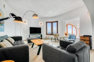 ベニタチェルにあるCosta Blanca Villaのソファ2つとテーブルのあるリビングルーム