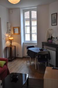 sala de estar con mesa y ventana en L'appartement d'Aymar, en Moulins