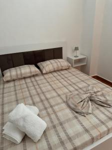 Postel nebo postele na pokoji v ubytování Peçi Apartments Gjirokastër