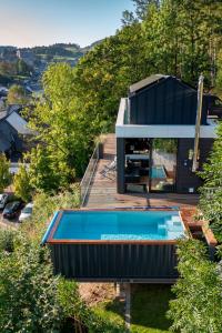 una casa en una colina con piscina en INGE in will-INGE-n, en Willingen