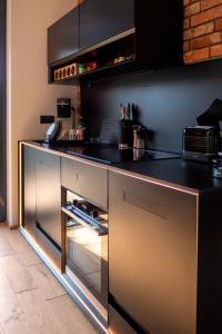 Una cocina con encimera negra en una habitación. en INGE in will-INGE-n, en Willingen 7 fotos más