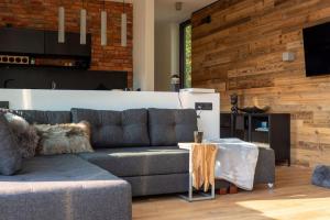 una sala de estar con un sofá y una mesa en INGE in will-INGE-n, en Willingen