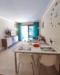 Una cocina y una sala de estar con mesa y sillas. en Apartment Balcon, cosy one bed with AirCon and pool, en Puerto de Santiago