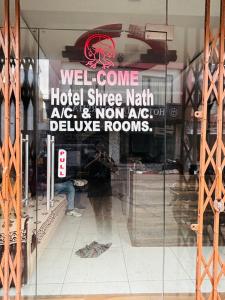 Hotel Shree Nath - 200 Meters from Dwarkadhish Temple的证书、奖牌、标识或其他文件
