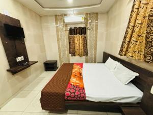 Hotel Shree Nath - 200 Meters from Dwarkadhish Temple客房内的一张或多张床位