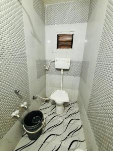 德瓦尔卡Hotel Shree Nath - 200 Meters from Dwarkadhish Temple的浴室铺有斑马彩绘地板,设有卫生间。