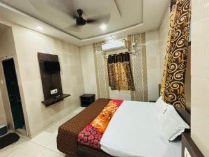 Hotel Shree Nath - 200 Meters from Dwarkadhish Temple客房内的一张或多张床位