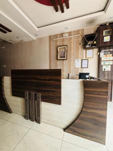 德瓦尔卡Hotel Shree Nath - 200 Meters from Dwarkadhish Temple的餐厅的酒吧,带台面
