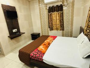 Hotel Shree Nath - 200 Meters from Dwarkadhish Temple客房内的一张或多张床位