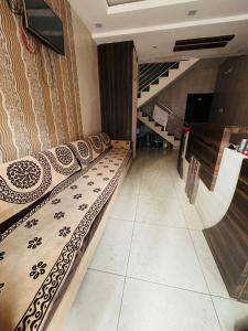 Hotel Shree Nath - 200 Meters from Dwarkadhish Temple的电视和/或娱乐中心