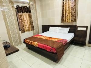 Hotel Shree Nath - 200 Meters from Dwarkadhish Temple客房内的一张或多张床位