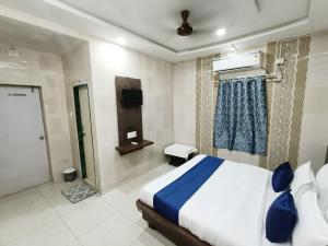 Hotel Shree Nath - 200 Meters from Dwarkadhish Temple客房内的一张或多张床位
