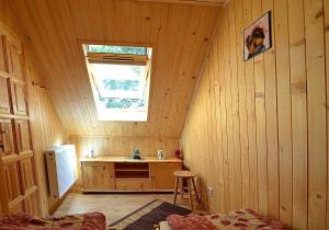 a room with a sink and a window in a cabin at Domki ogrzewane Sokół in Władysławowo