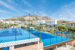 Tenis a/nebo squash v ubytování Lovely view with private jacuzzi & terrace, pool and parking by REMS nebo okolí
