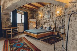 Postel nebo postele na pokoji v ubytování Pinhan Cave Suites