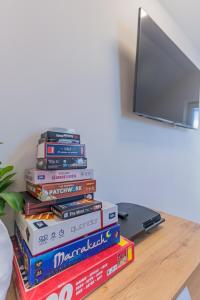 Televízia a/alebo spoločenská miestnosť v ubytovaní Apartmán Černá v Pošumaví