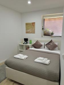 a bedroom with a bed with two towels on it at Heaven Homes - Privatzimmer mit Bad in der Nähe von Hbf in Düsseldorf +13 photos