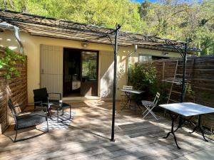 Patio nebo venkovní prostory v ubytování Gîte Nature en Luberon