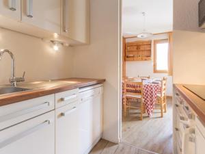 Η κουζίνα ή μικρή κουζίνα στο Apt Chaleureux Proche Pistes avec Balcon & TV - Montchavin - FR-1-181-2506