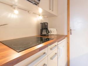 Η κουζίνα ή μικρή κουζίνα στο Apt Chaleureux Proche Pistes avec Balcon & TV - Montchavin - FR-1-181-2506 +8 φωτογραφίες
