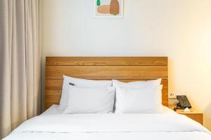 Postel nebo postele na pokoji v ubytování Chuncheon Hey Hotel