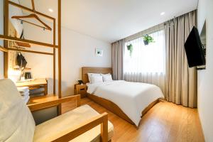 Postel nebo postele na pokoji v ubytování Chuncheon Hey Hotel