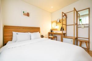 Postel nebo postele na pokoji v ubytování Chuncheon Hey Hotel