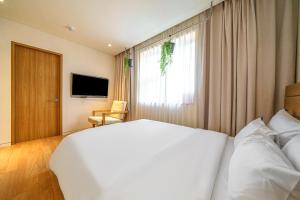 Postel nebo postele na pokoji v ubytování Chuncheon Hey Hotel
