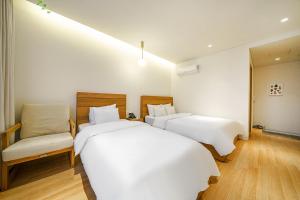 Postel nebo postele na pokoji v ubytování Chuncheon Hey Hotel