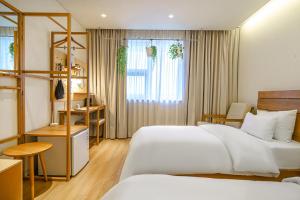 Postel nebo postele na pokoji v ubytování Chuncheon Hey Hotel