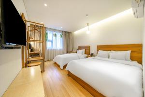 Postel nebo postele na pokoji v ubytování Chuncheon Hey Hotel
