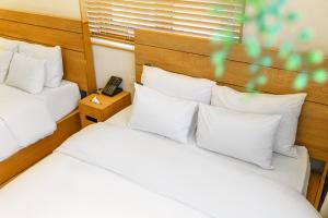 Postel nebo postele na pokoji v ubytování Chuncheon Hey Hotel