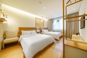 Postel nebo postele na pokoji v ubytování Chuncheon Hey Hotel