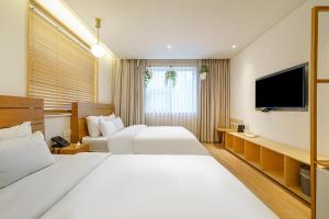 Postel nebo postele na pokoji v ubytování Chuncheon Hey Hotel