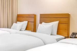 Postel nebo postele na pokoji v ubytování Chuncheon Hey Hotel