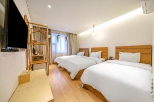 Postel nebo postele na pokoji v ubytování Chuncheon Hey Hotel